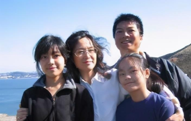 25岁退役的广东乒乓男神,妻子是百花影后,一家四口都颜值超高