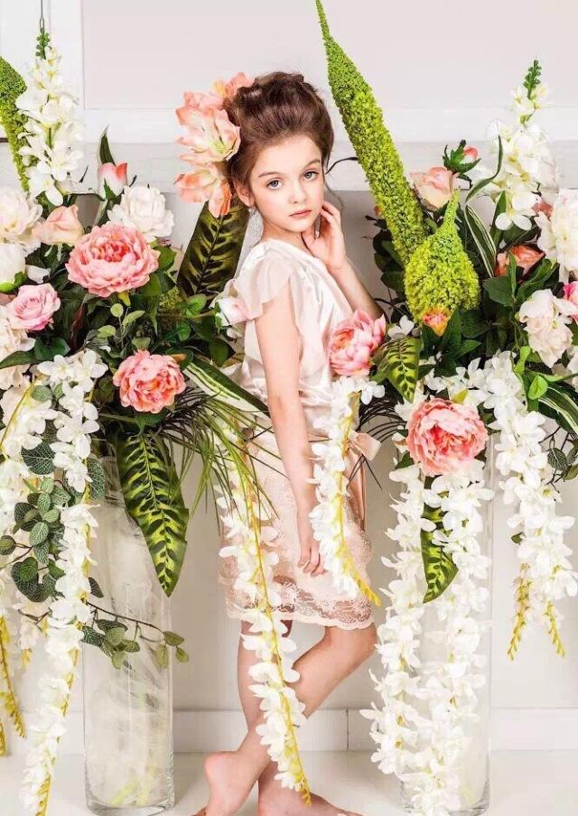 俄罗斯最炽手可热的小童模“米兰”长大了,唯美的洛丽塔就是她本人啦!