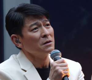 刘德华几岁(60岁刘德华演唱会难掩老态，嗓子沙哑险失声，结尾演唱直接含泪)