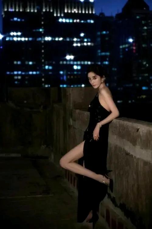 太有料了！杨幂大尺度、性感热辣写真，网友