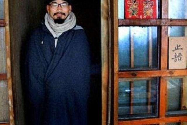 农村一小伙逆袭成富豪，上亿身家却抛妻弃子，跑到终南山剃度为僧
