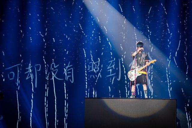 大张伟出道20周年演唱会连唱40首歌：“花儿”经典再现