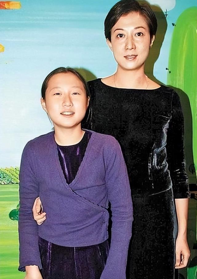 成龙的一双儿女：一个自甘堕落一个放飞自我，终是年少风流惹的祸