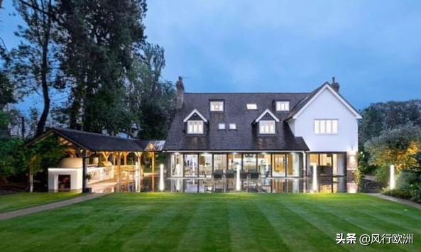 靠大学生、网红卖私照，他爆赚12亿镑，情色创业害了谁？