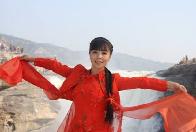 “草根歌手”王二妮和李飞结婚9年，她初心不改，他却像换了个人