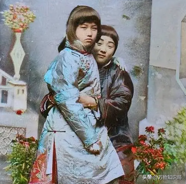 晚清老照片：男男女女挤在一起打麻将，囚徒感觉丢脸躲避镜头