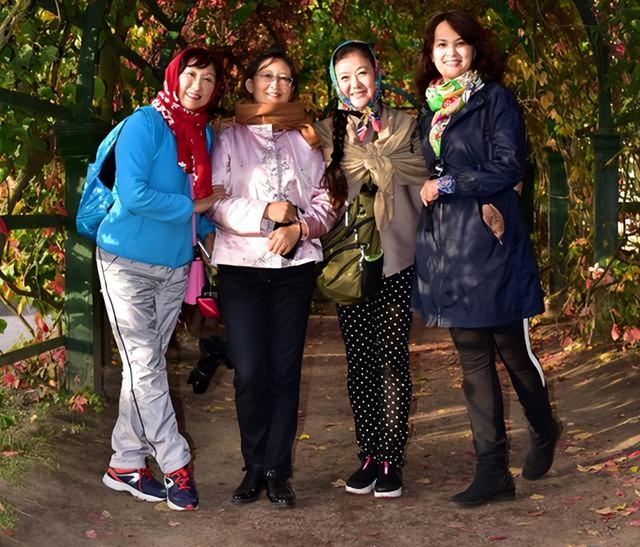 央视春晚主持人李小玢:红极一时的她两婚两离,儿子支持她找老伴