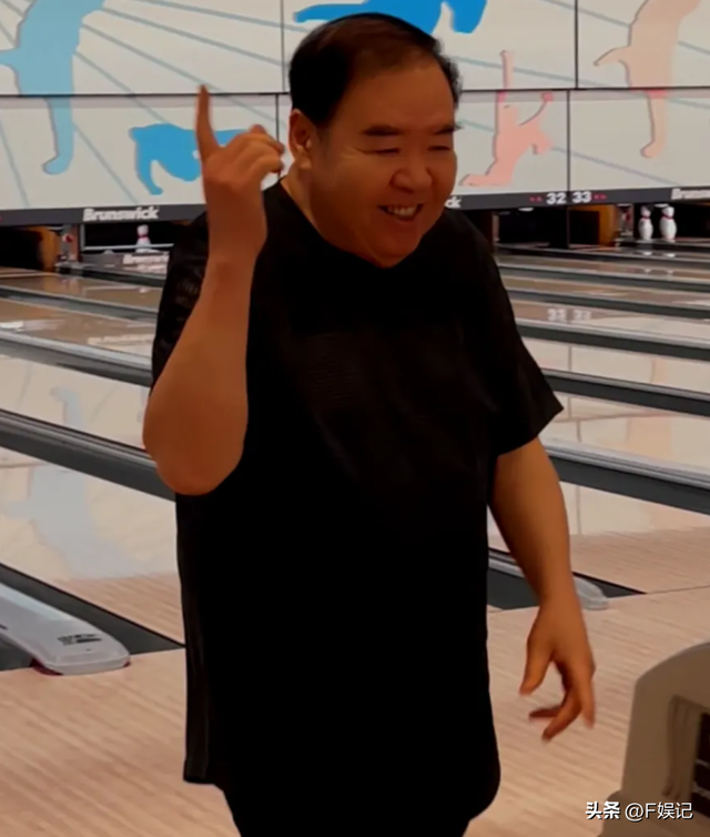 张国强开心约上息影的周骢喝早茶 遇上郑则仕3位老戏骨开心合影