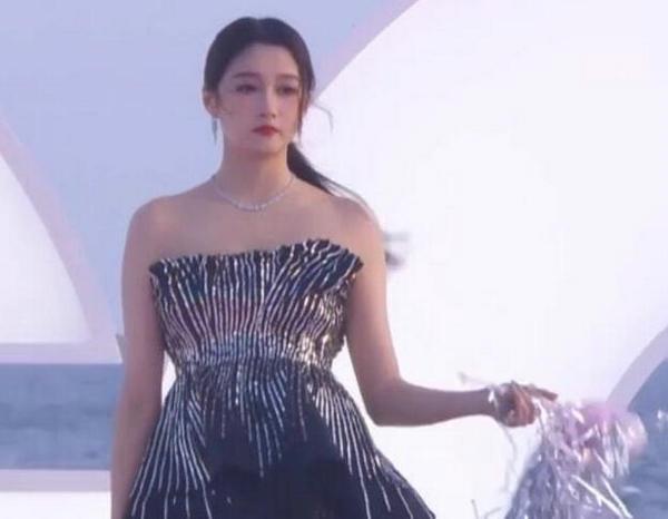 群星亮相GQ盛典红毯：热巴baby美似仙女，何穗刘雯气场超绝