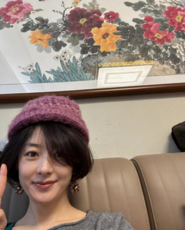 37岁赵丽颖回农村，素颜戴奶奶帽子，怼脸拍皮肤超好，面相变了