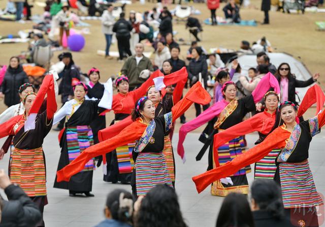C视频｜成都街头百人同跳弦子舞