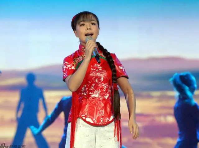 “草根歌手”王二妮和李飞结婚9年，她初心不改，他却像换了个人