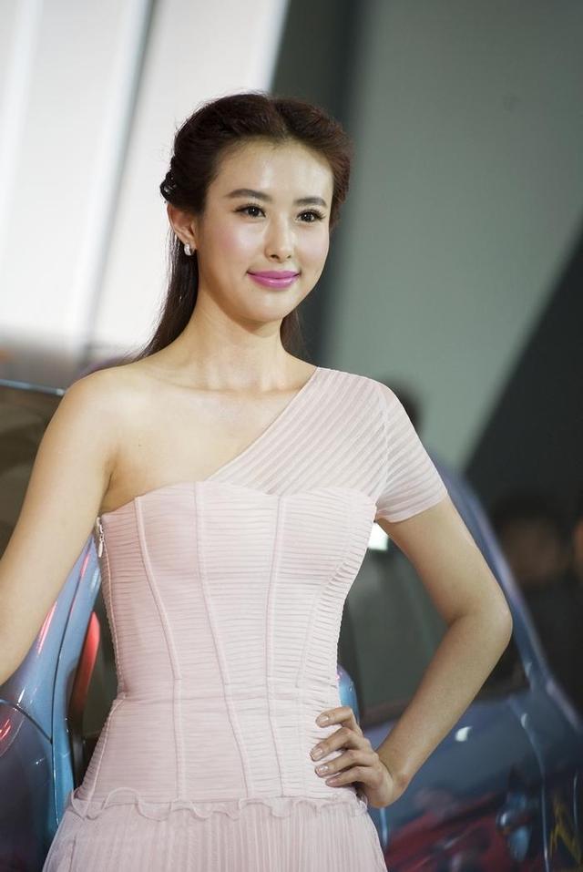 “第一车模”翟凌，被男友戏称碧水金睛兽，还曝光了她的不雅视频