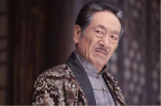 73岁老戏骨仍拍戏，二婚娶小37岁娇妻，全家福曝光儿子比老婆老