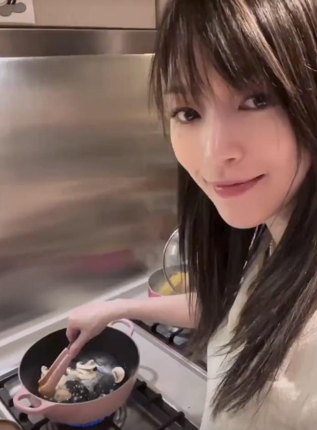 知名港星连诗雅为母亲庆祝生日！寿星驻颜有术，三代同堂太温馨