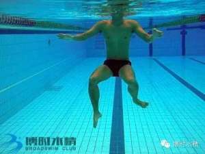 立泳(踩水 - 比游泳更重要的水中求生技能)