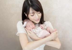 连诗雅电影(知名港星连诗雅为母亲庆祝生日寿星驻颜有术，三代同堂太温馨)