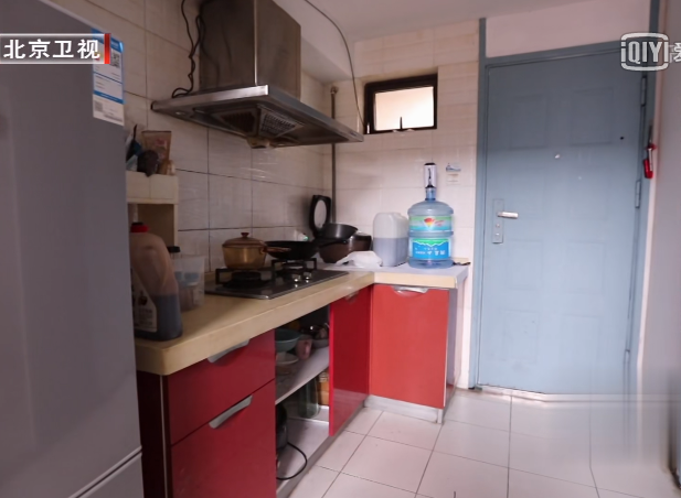 姐弟蜗居25㎡，17岁弟弟躺下面，姐姐不找男朋友，自称很满足