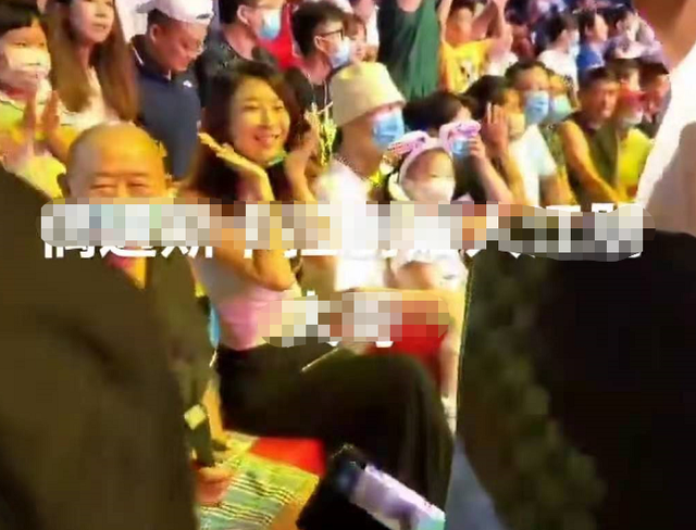 孙红雷一家三口同框，4岁女儿坐爸腿上东张西望，大眼睛萌态十足