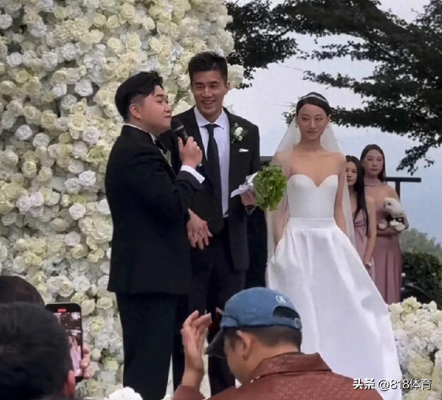 笑喷!郭艾伦出席千万网红百乔小雪婚礼,西装笔挺像新郎百乔成司仪