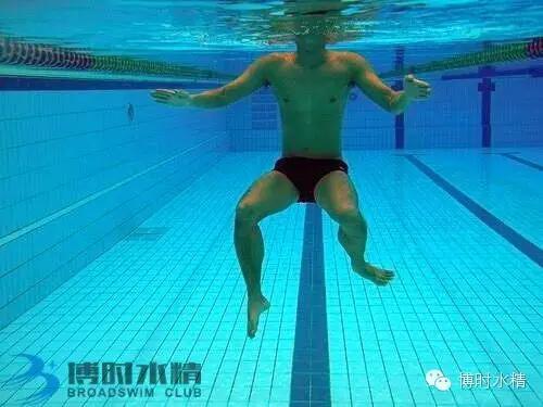 踩水 - 比游泳更重要的水中求生技能