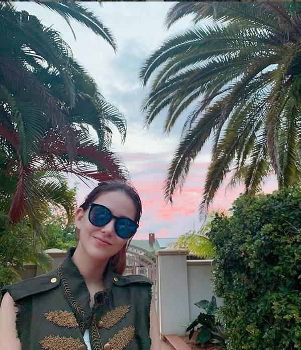 昆凌晒与好姐妹合影咧嘴大笑 眼睛笑成“月牙眼”