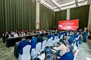 汤志伟(这场恳谈会上 成电校友携手成都共谋发展之路)