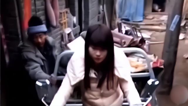 她出生4个月被遗弃，养父为她终身未娶，如今她身家过亿报答养父