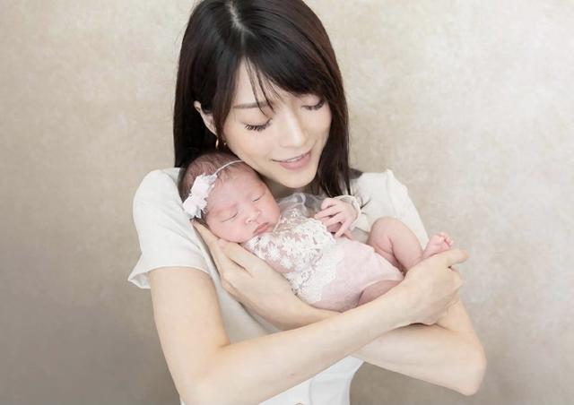 知名港星连诗雅为母亲庆祝生日！寿星驻颜有术，三代同堂太温馨