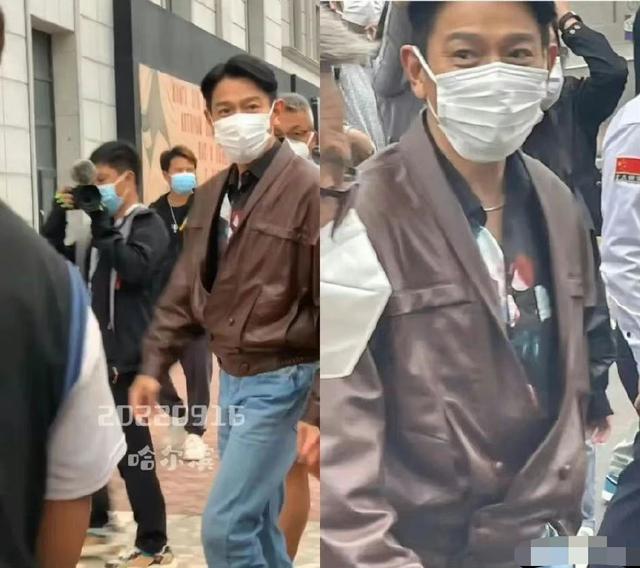 61岁刘德华鱼尾纹抢镜，生图曝光身高太虐，网友：把天王拍成郭敬明了