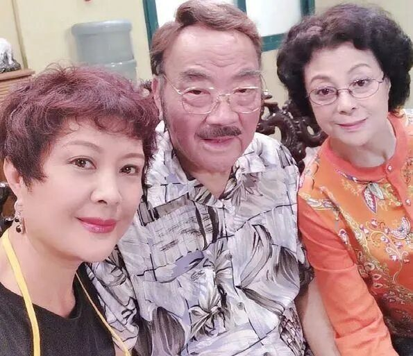 76岁的广州演员卢海潮，一直视哥哥卢海鹏为榜样的他晚年更幸福