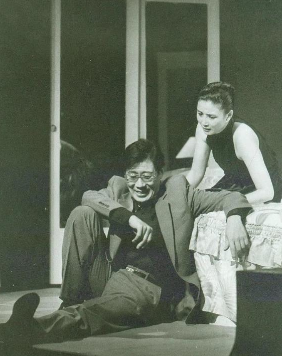 头发花白，衣服全是洞，88岁烟不离手的焦晃，早已走上另一条大道