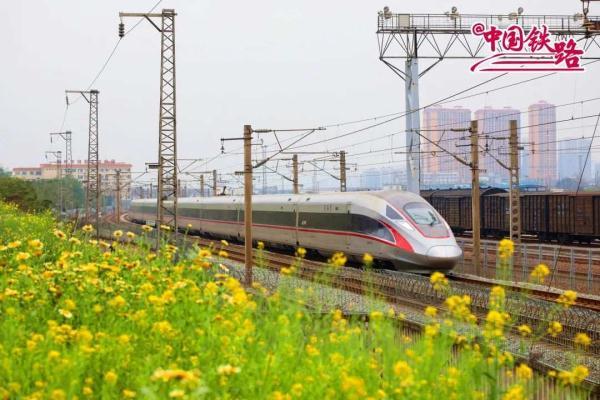 夏日限定火车风景，是浪漫的味道