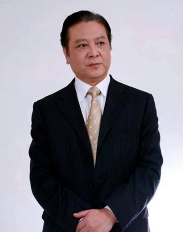 他是上影演员，可与梁波罗比帅，在《等到满山红叶时》饰高英恋人