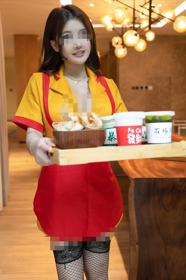 全裸真空上阵!一咖啡店美女员工竟只穿安全裤上班?店家:已报警
