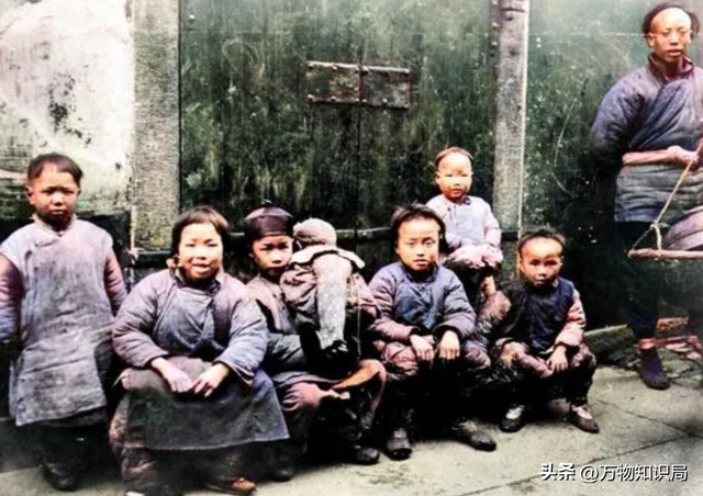 晚清老照片：男男女女挤在一起打麻将，囚徒感觉丢脸躲避镜头