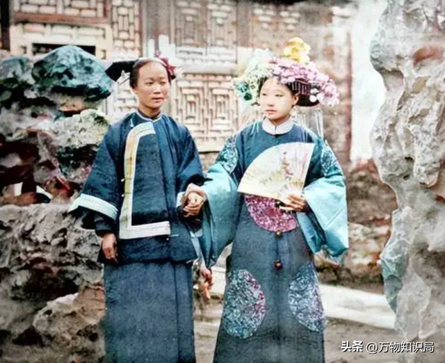 晚清老照片：男男女女挤在一起打麻将，囚徒感觉丢脸躲避镜头