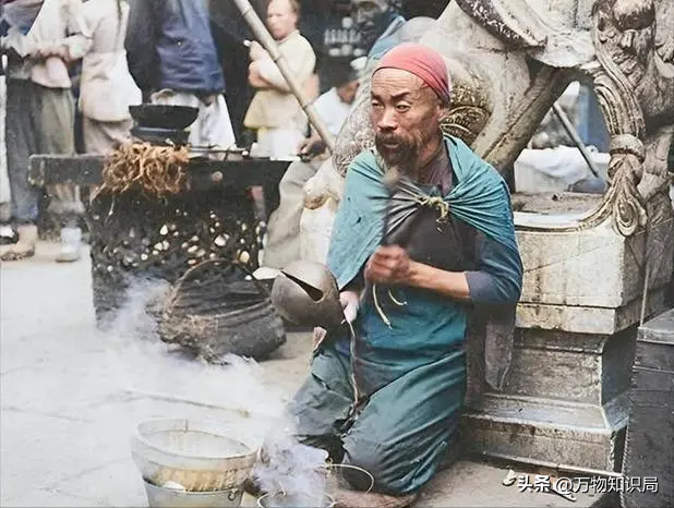 晚清老照片：男男女女挤在一起打麻将，囚徒感觉丢脸躲避镜头