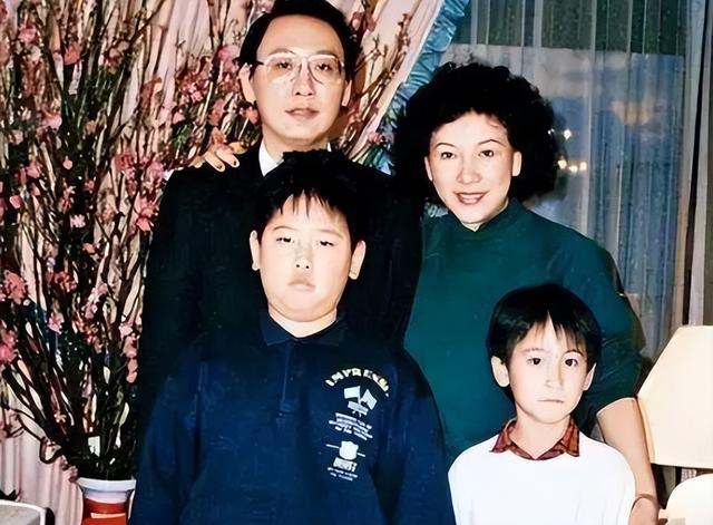 父亲浦东第一地主，母亲是影后，继承上海133套房，21岁身家百亿