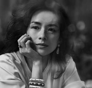 章子怡写真(章子怡曝黑白写真大片 女神“不磨皮”展自然魅力)