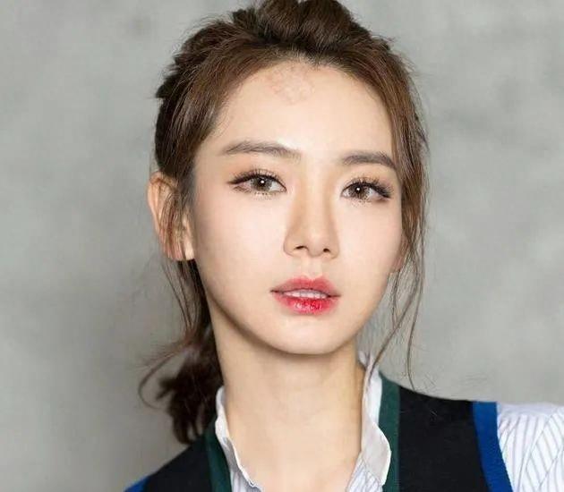 5位意想不到的“后天美女”，表情内敛又理性，美得没有痕迹