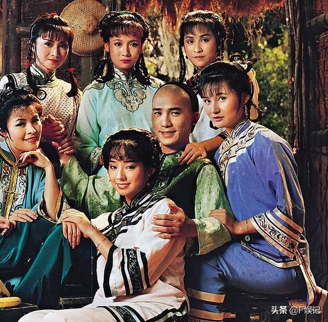 变胖也没所谓！与邓萃雯一吻泯恩仇的商天娥与老公恩爱牵手逛街