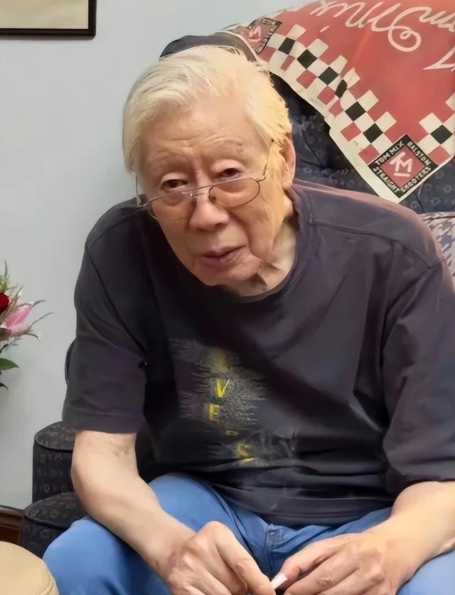 头发花白，衣服全是洞，88岁烟不离手的焦晃，早已走上另一条大道