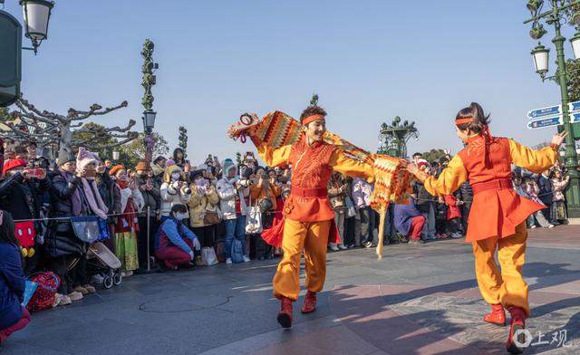 祥蛇贺新春，米奇米妮身着中式新年装迎客