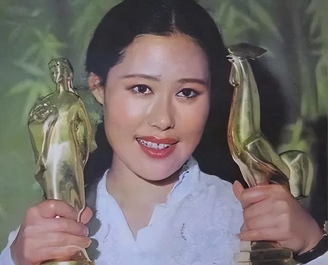 74岁斯琴高娃近况：瑞士老公已去世，她垂垂老矣，与儿子冰释前嫌