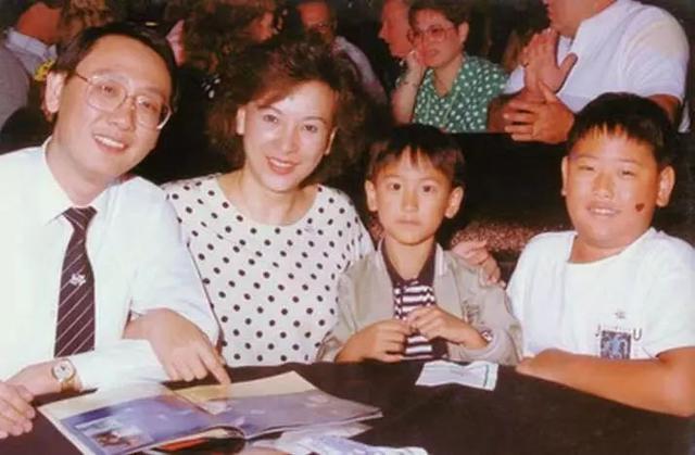 父亲浦东第一地主，母亲是影后，继承上海133套房，21岁身家百亿