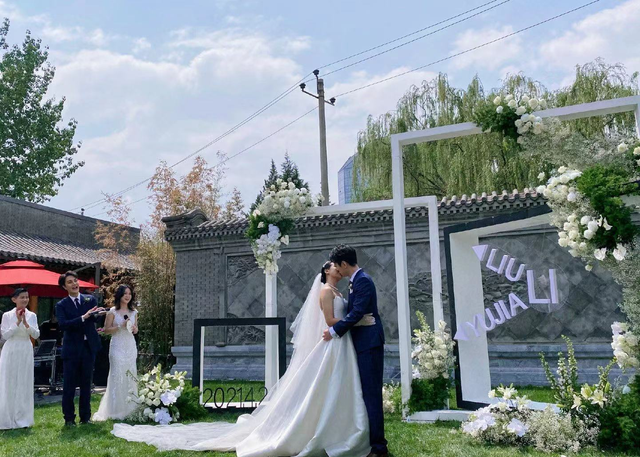 又一女星婚礼现场曝光！奢华浪漫群星云集，与老公郎才女貌好般配