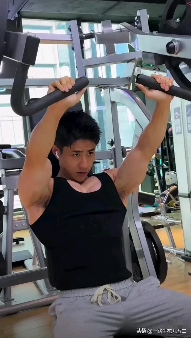 健身房的帅气肌肉男