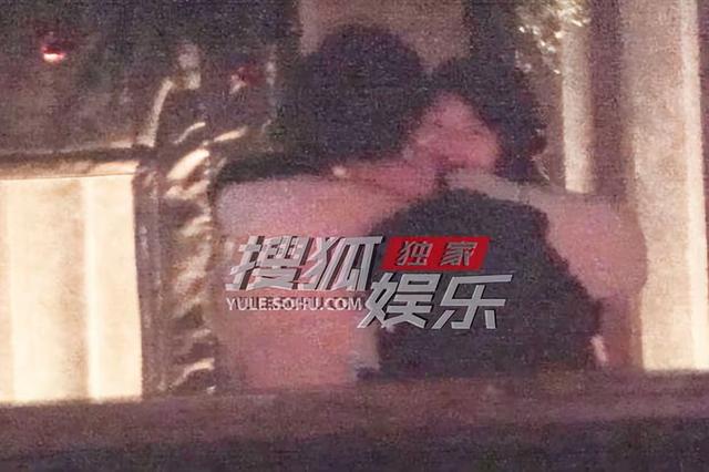 刘亦菲王力宏街头拥抱，网友梦回《恋爱通告》，他俩还拍过婚纱照