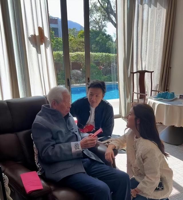 吴千语跪拜公公！豪门媳妇范儿十足，获赞情商高，网友在线催生